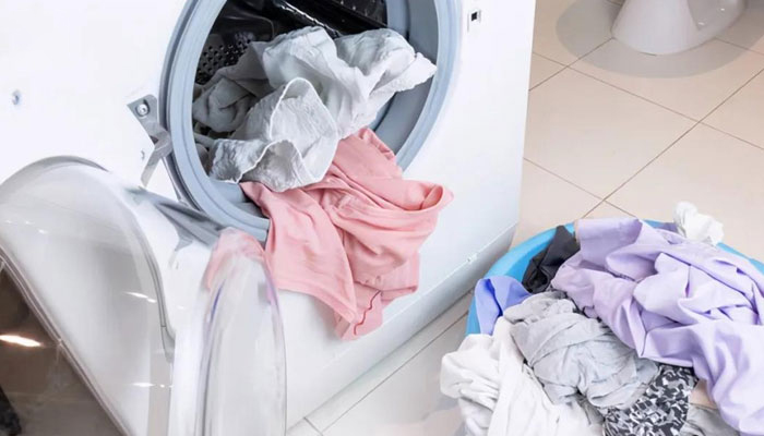 ریختن لباس به‌ اندازه ظرفیت آن مانع از چروک شدن لباس در لباسشویی می شود