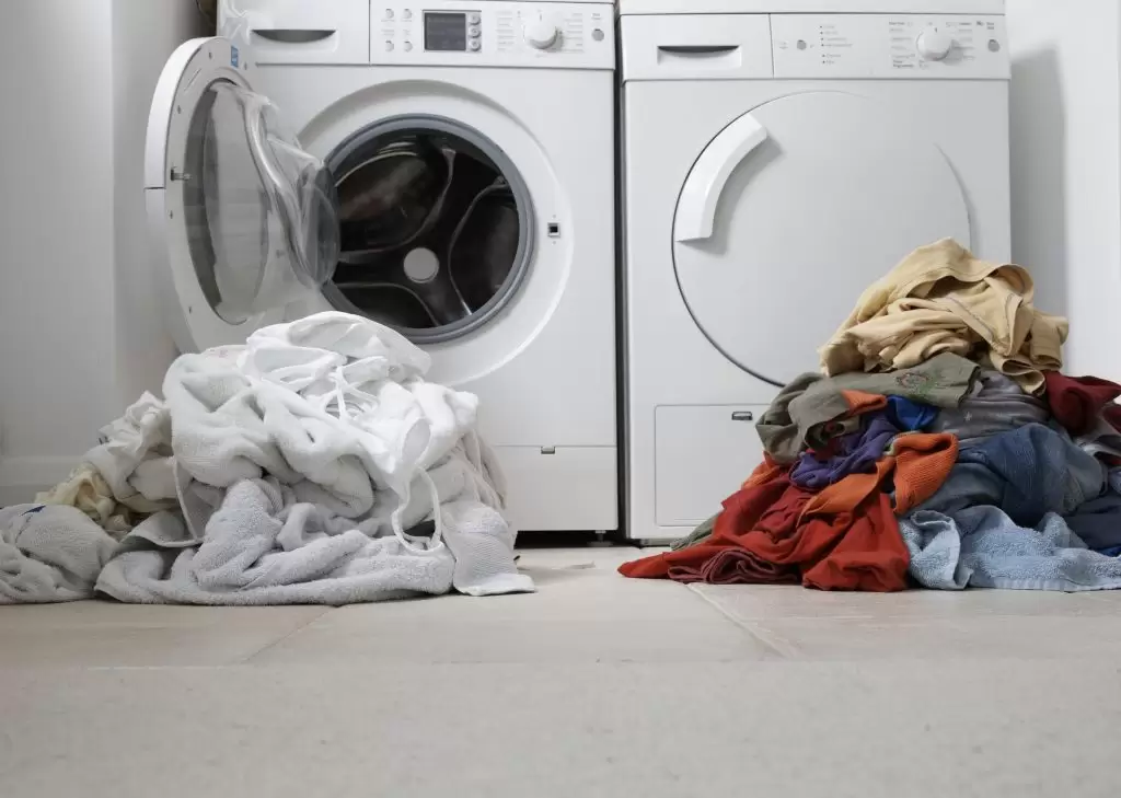 اکثر ماشین‌ لباسشویی ها دارای پایه‌های عقب تنظیم خودکار هستند.