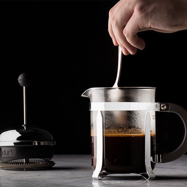 دم کردن قهوه با فرنچ پرس دستی